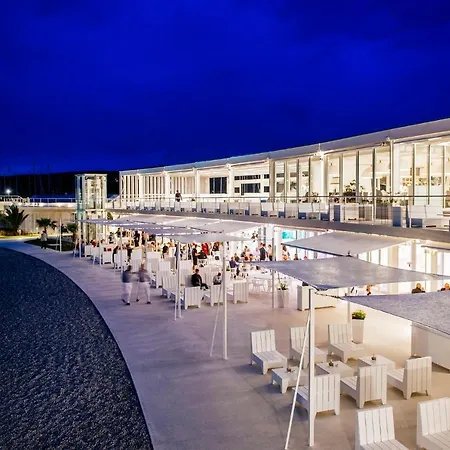 アパート The Consists Of Two Bedrooms, A Bathroom, A Kitchen And A Living