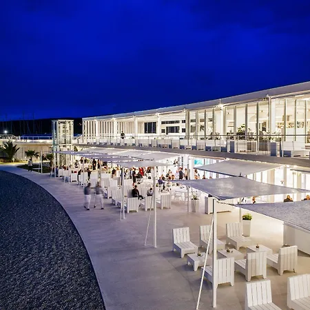 アパート The Consists Of Two Bedrooms, A Bathroom, A Kitchen And A Living