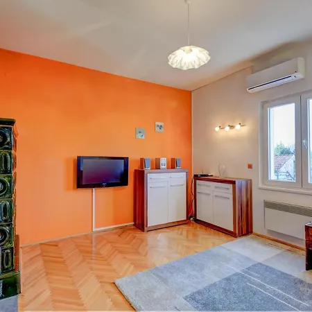 The Consists Of Two Bedrooms, A Bathroom, A Kitchen And A Living דירה *