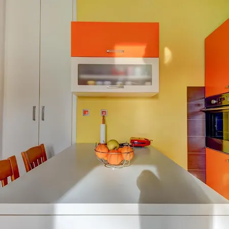 The Consists Of Two Bedrooms, A Bathroom, A Kitchen And A Living זאדאר