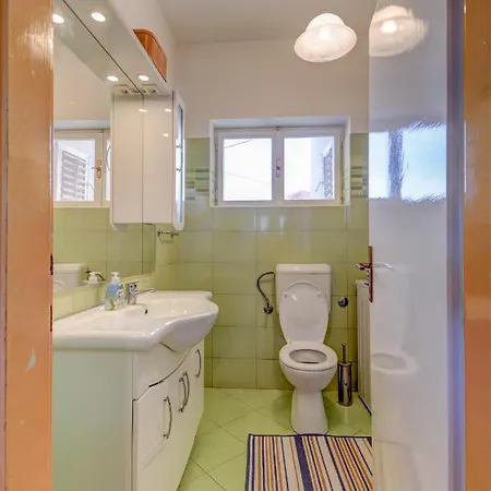 The Consists Of Two Bedrooms, A Bathroom, A Kitchen And A Living דירה זאדאר