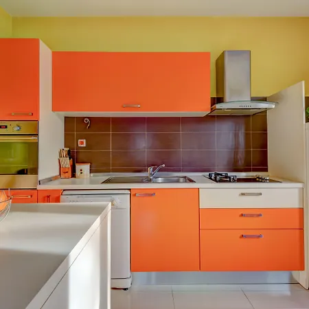 The Consists Of Two Bedrooms, A Bathroom, A Kitchen And A Living זאדאר