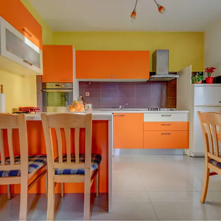 The Consists Of Two Bedrooms, A Bathroom, A Kitchen And A Living דירה זאדאר