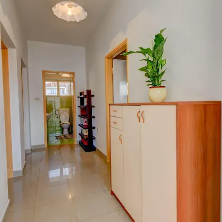 The Consists Of Two Bedrooms, A Bathroom, A Kitchen And A Living זאדאר