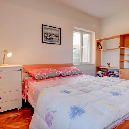 The Consists Of Two Bedrooms, A Bathroom, A Kitchen And A Living דירה