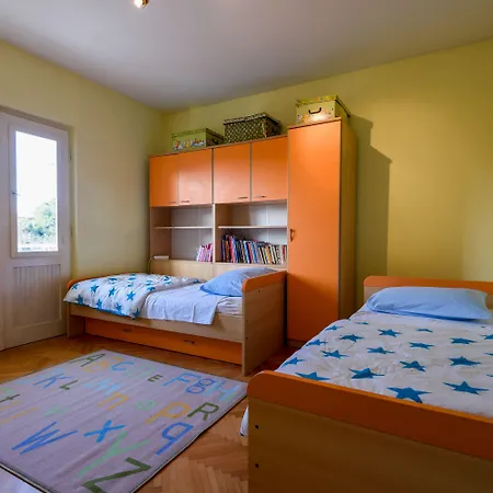 The Consists Of Two Bedrooms, A Bathroom, A Kitchen And A Living דירה זאדאר