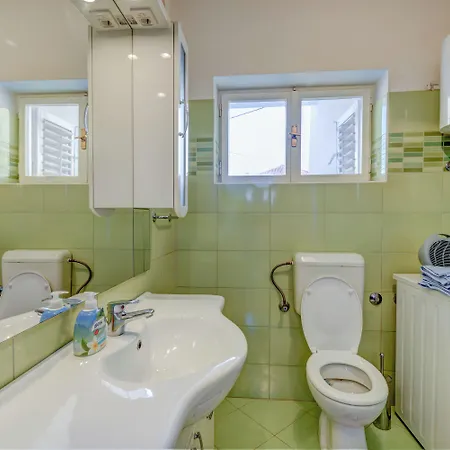 The Consists Of Two Bedrooms, A Bathroom, A Kitchen And A Living זאדאר