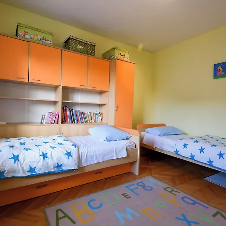 The Consists Of Two Bedrooms, A Bathroom, A Kitchen And A Living Apartamento Zadar