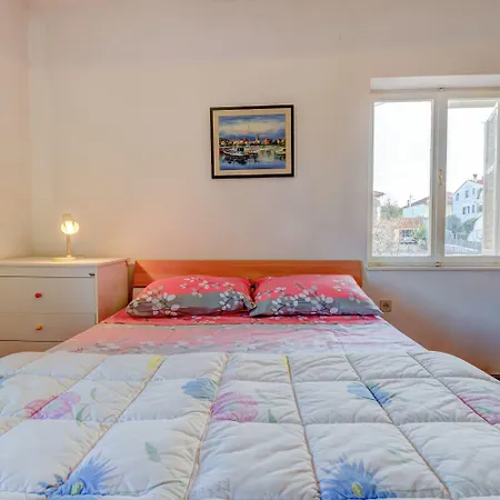 The Consists Of Two Bedrooms, A Bathroom, A Kitchen And A Living Apartamento