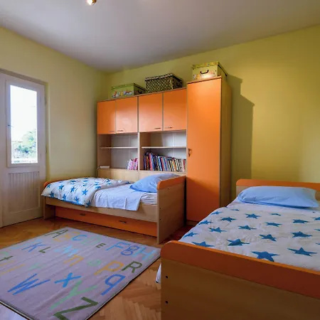 Apartamento The Consists Of Two Bedrooms, A Bathroom, A Kitchen And A Living