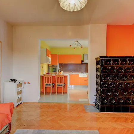 The Consists Of Two Bedrooms, A Bathroom, A Kitchen And A Living דירה