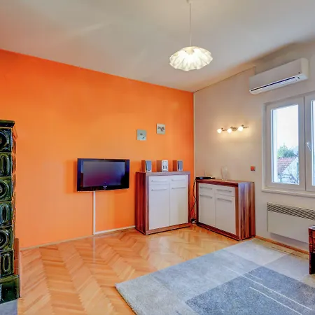The Consists Of Two Bedrooms, A Bathroom, A Kitchen And A Living דירה זאדאר