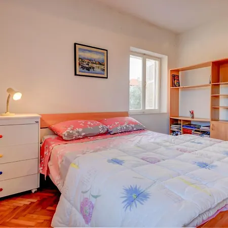 The Consists Of Two Bedrooms, A Bathroom, A Kitchen And A Living Lejlighed